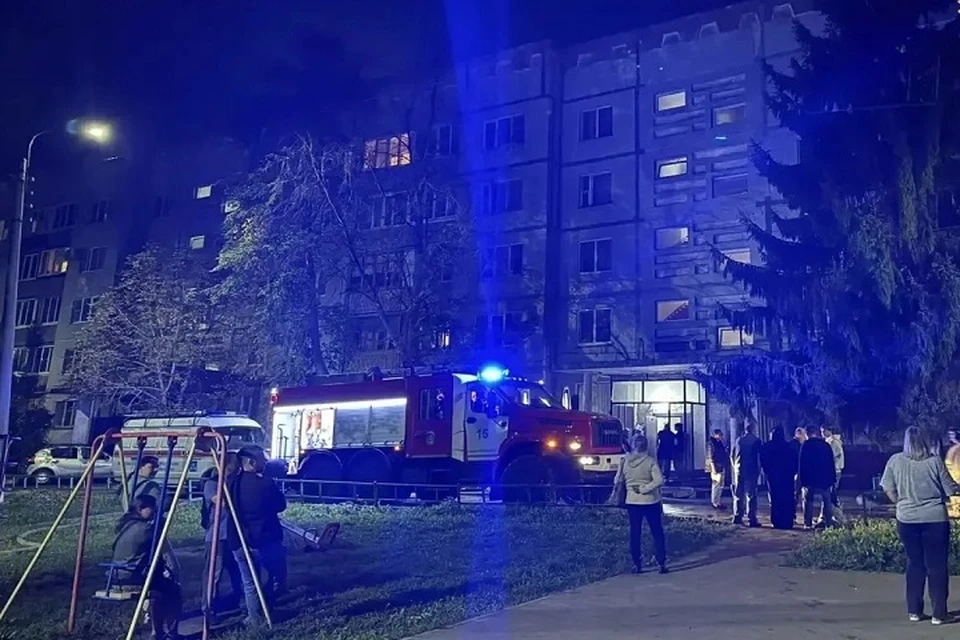 Пожар произошел в пятиэтажном жилом доме.