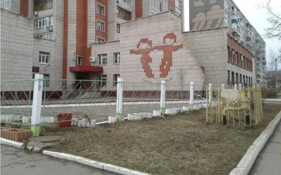 Гимназия должна заменить окна в течение года. Фото: пресс-служба судов Удмуртии
