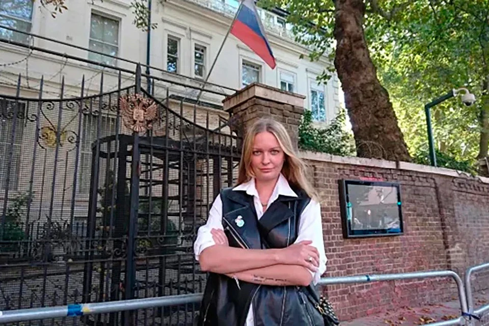 Ксения Максимова* у российского посольства в Лондоне