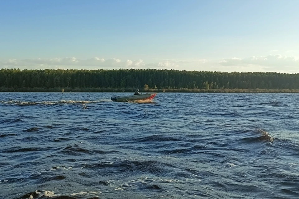 Моторка перевернулась на реке Обь