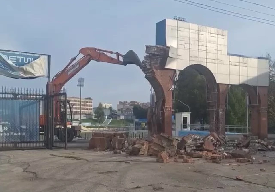 У стадиона «Труд» в Ульяновске сломали старую входную группу | ФОТО: скриншот с видео