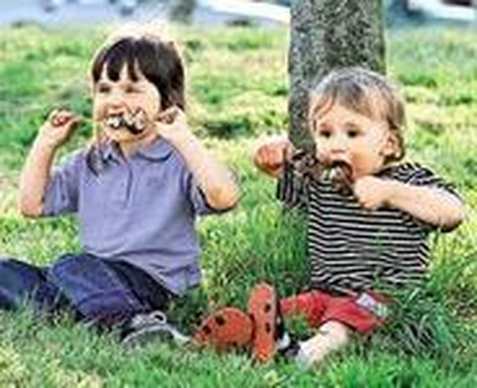 Погулять конечно. Ребенок ест шашлык. Маленькие дети кушают шашлык. Жареные детишки Укроприколы. Дети маленькие только один раз шашлык.