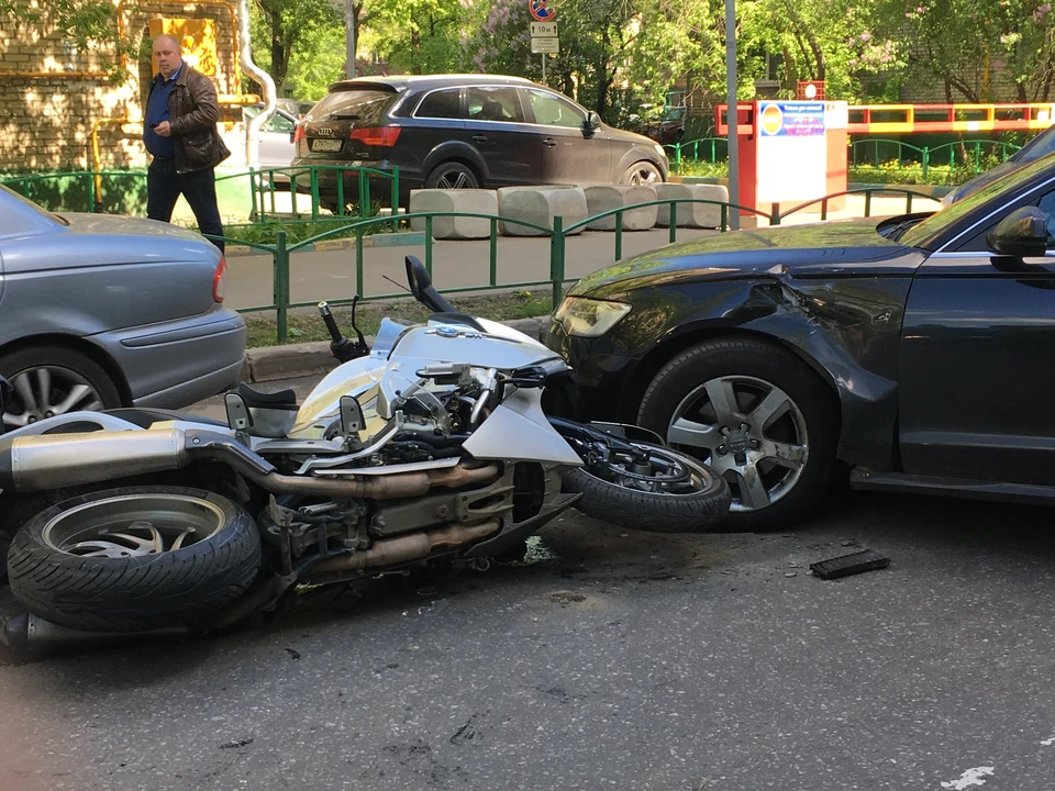 В Засвияжье Ульяновска водитель без прав не уступил мотоциклисту и устроил ДТП