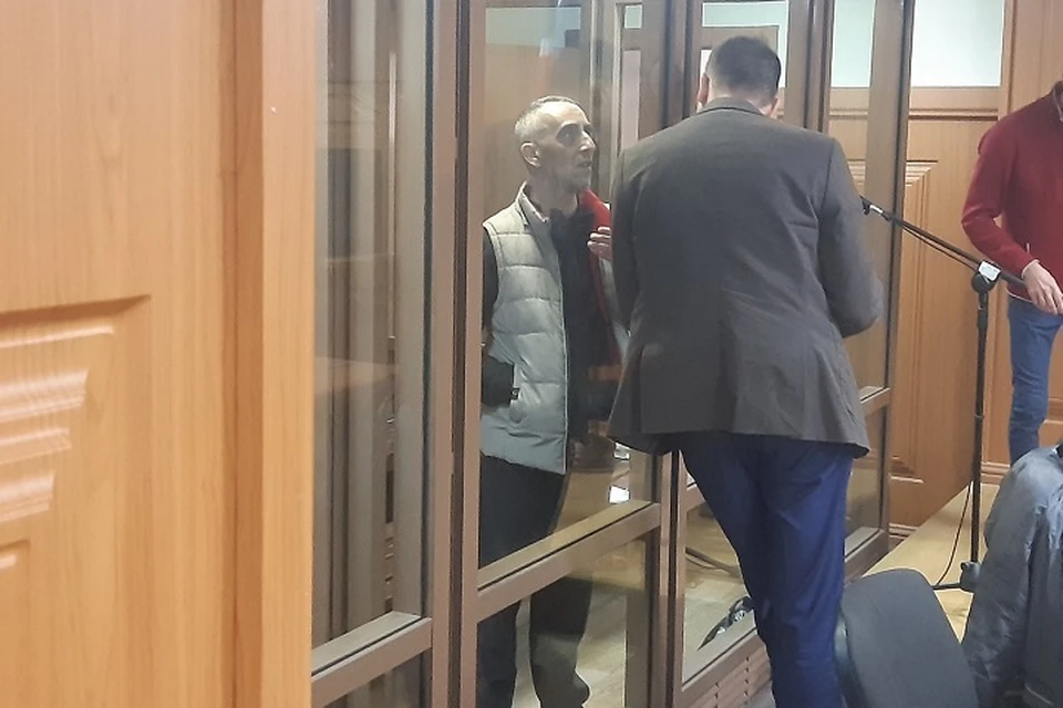 Обвиняемый в жестокой расправе над женщиной перед оглашением жутких подробностей о чем-то перешептывался со своим адвокатом.