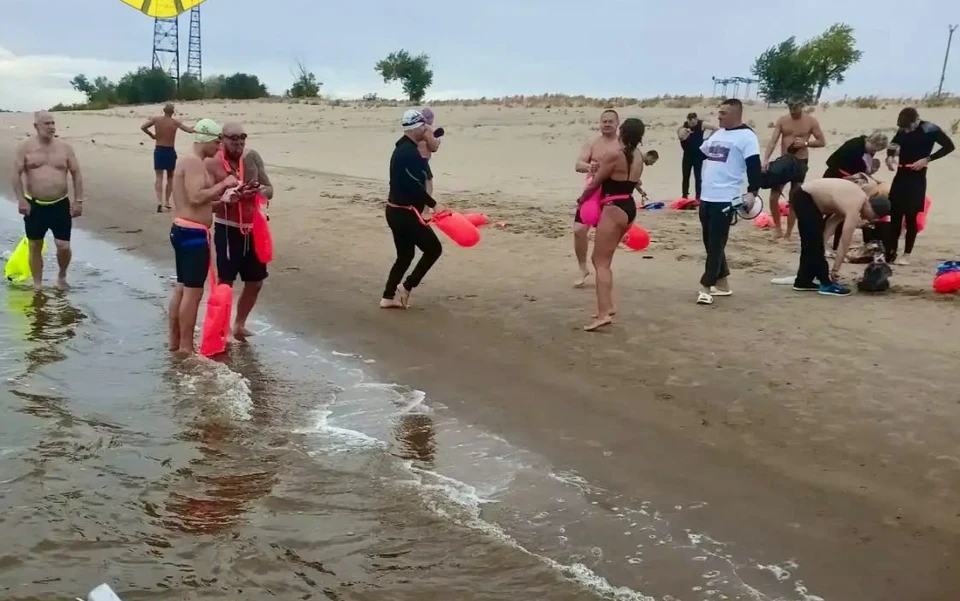 Пловцы благополучно переплыли Волгу в +4. Фото: ГКУ "Служба спасения".