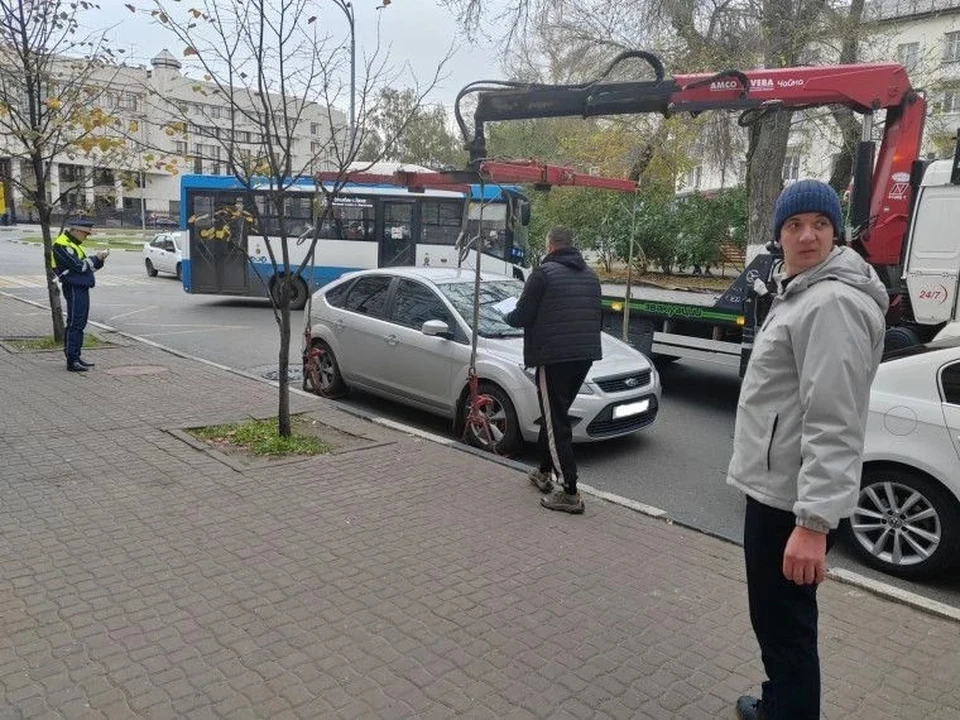 На улице Репина в Ульяновске 6 машин эвакуировали на штрафстоянку. ФОТО: администрация Ульяновска
