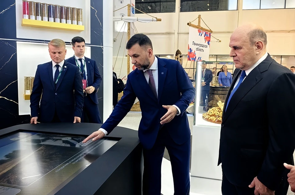 Денис Пушилин представил агропромышленный стенд ДНР премьер-министру России Михаилу Мишустину. Фото: сайт Главы ДНР