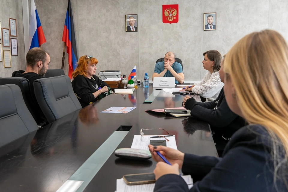 Глава Мариуполя Антон Кольцов провел личный прием граждан. Фото: МАХ/Кольцов