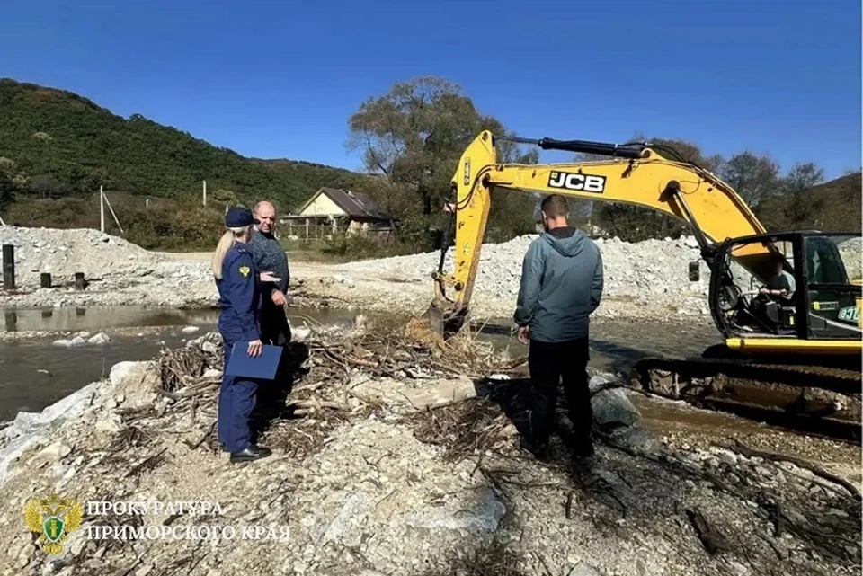 Разрушенный мост оставил село в Приморье без транспортного сообщения