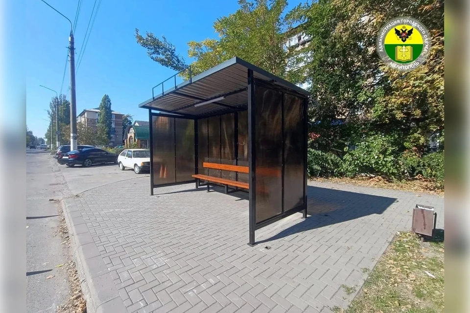 В Мелитополе ставят новые автобусные павильоны. Фото: Сергей Золотарев/МАХ