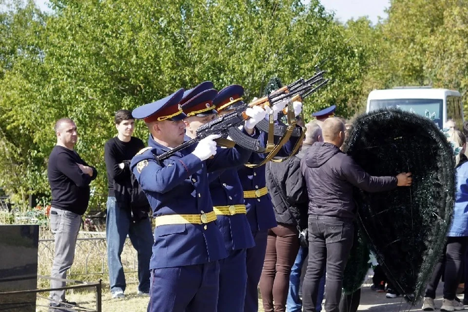 Траурная церемония прошла с отданием воинских почестей. Фото: УФСИН по Ставропольскому краю.
