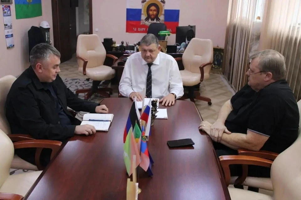 Вице-премьер ДНР Илья Емельянов провел рабочую встречу с главой городского округа Горловка Иваном Приходько. Фото: Правительство ДНР