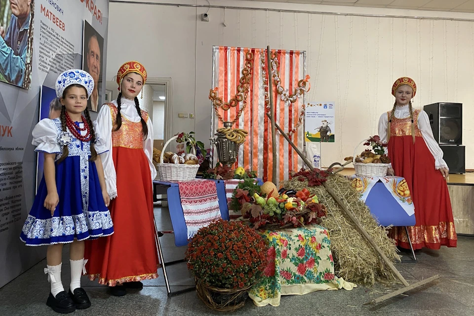 Команды хвастались не только урожаем, но и красочным оформлением стендов Фото: ЕР