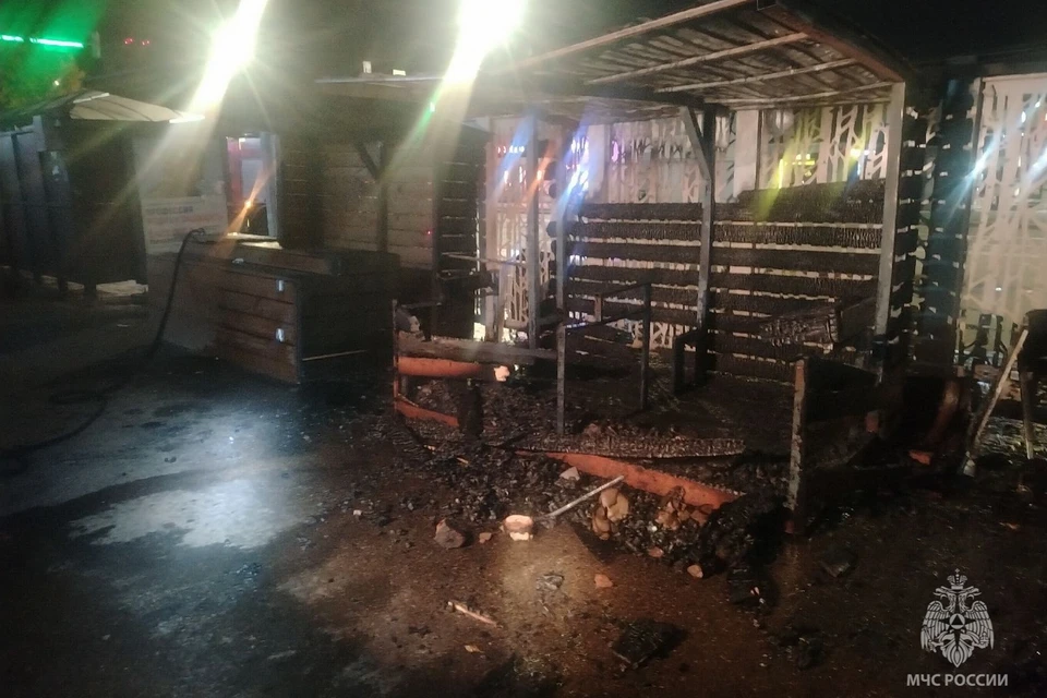 В Красноярске на остановке «ГорДК» ночью сгорели прилавки уличной торговли. Фото: МЧС
