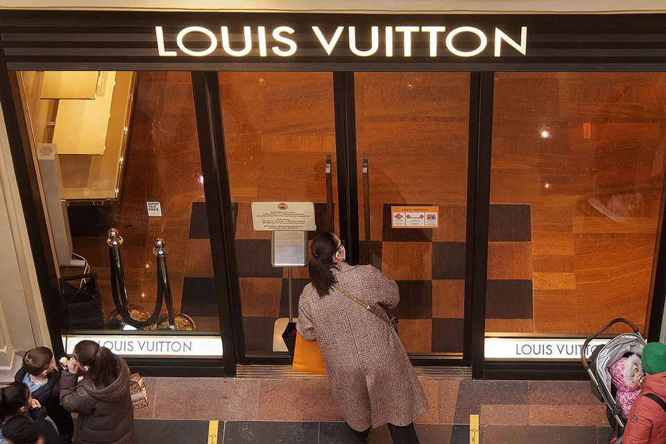 2022 год, закрытие магазина люксового бренда Louis Vuitton в Москве. Фото: Zuma\TASS