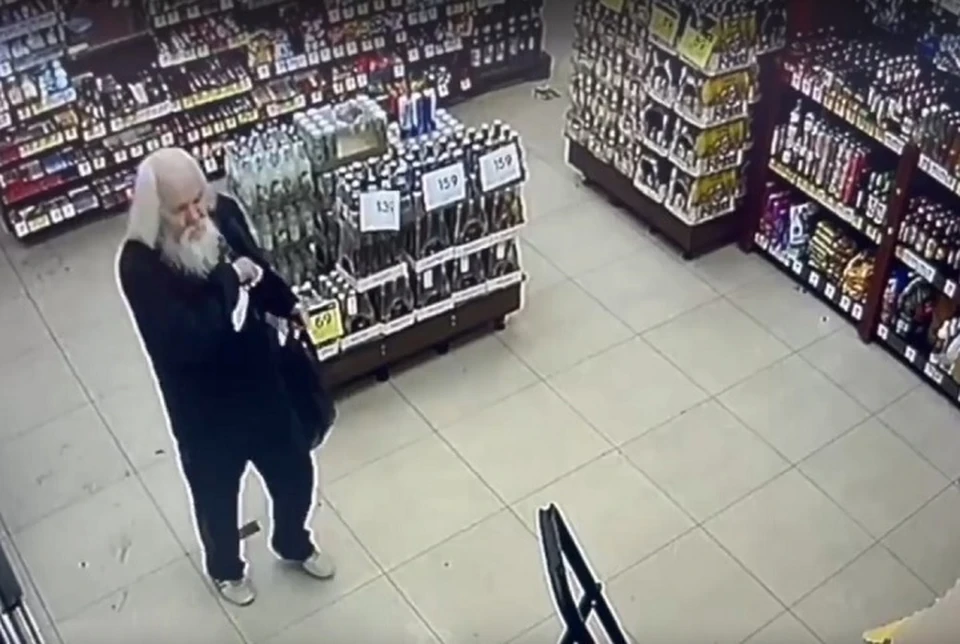 Мужчина достал нож и запугал женщину-продавца. Фото: скриншот видео