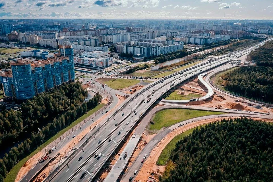 Путепроводы Южной широтной магистрали испытали колонной из 12 гружёных самосвалов. Фото: Смольный