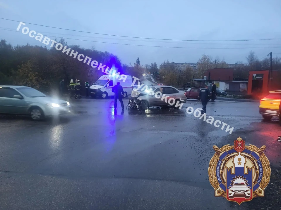 В массовом ДТП на трассе в Узловском районе пострадали два человека.
