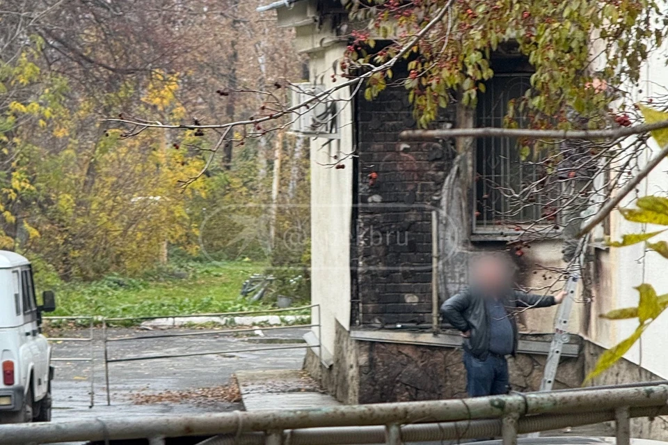 Пламя повредило два автомобиля и фасад здания ОП-3.
