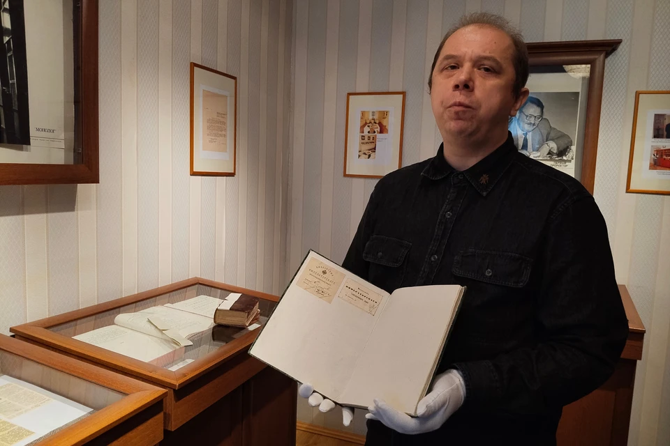Книгу «Слово о полку Игореве» 1800 года издания очень редко достают из хранилища, так как она требует бережного обращения