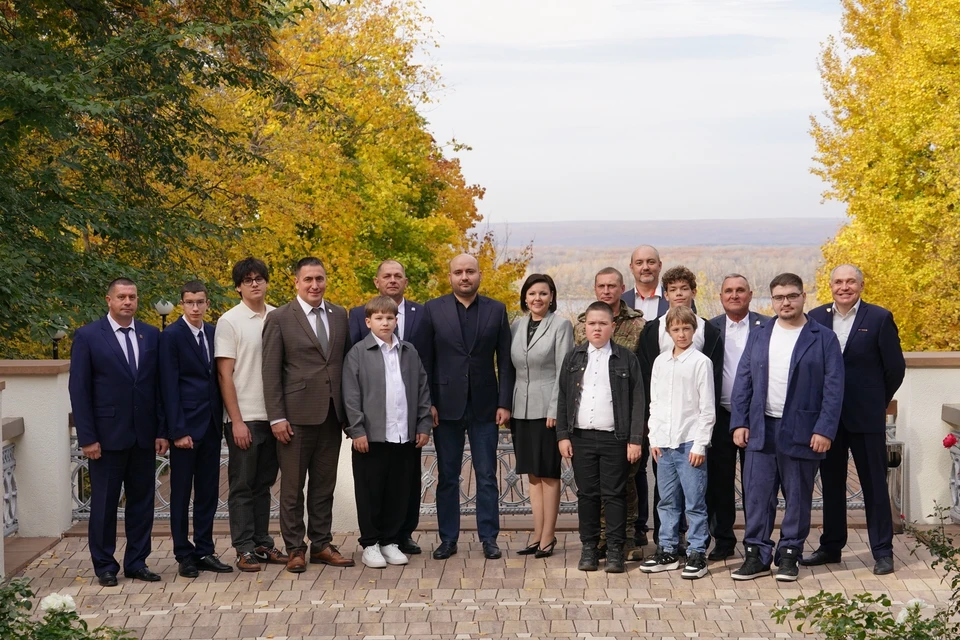 Глава региона пожелал виновникам торжества здоровья и благополучия. Фото: Андрей Савельев