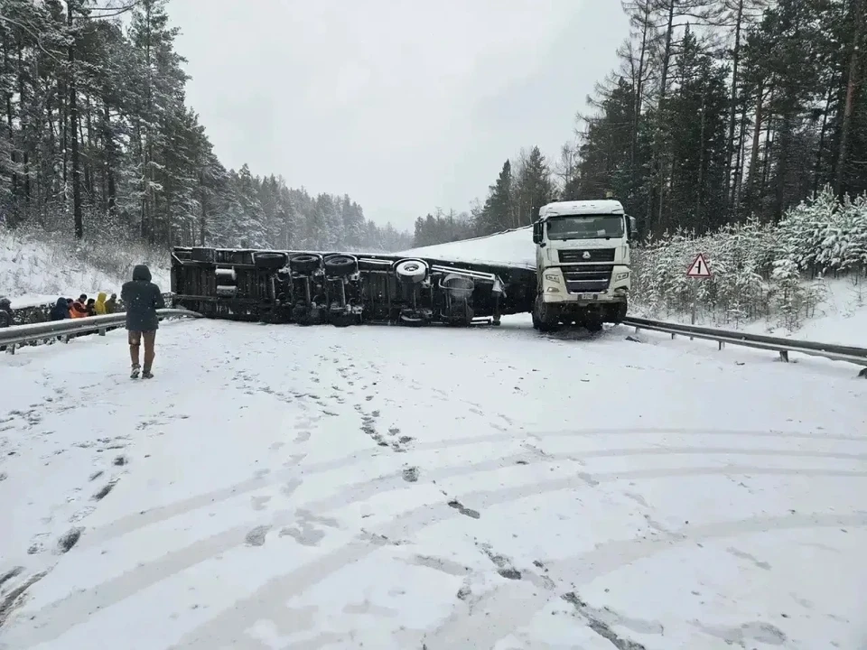 На трассе «Байкал» перекрыли движение из-за опрокинувшегося грузовика
