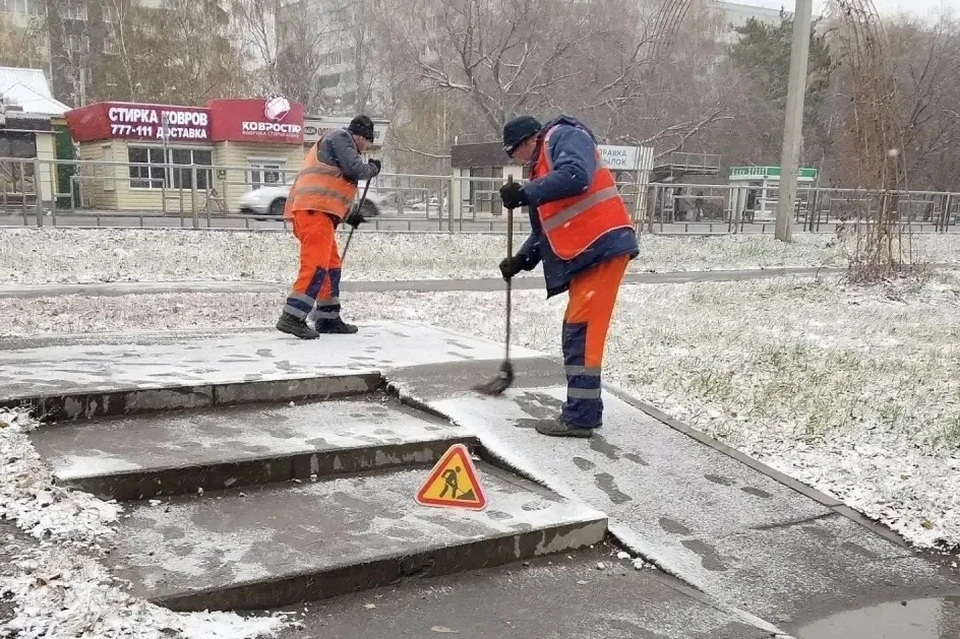 Дорожная служба обработала улицы противогололёдными материалами.