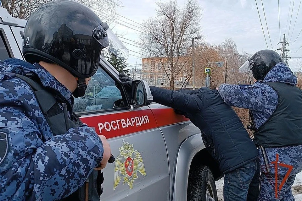 Мужчину задержали и доставили в отдел полиции. Фото: Росгвардия по Новосибирской области