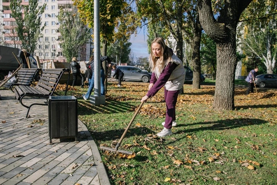 Общегородской субботник в Мариуполе охватил все районы города. Фото: ТГ/Кольцов