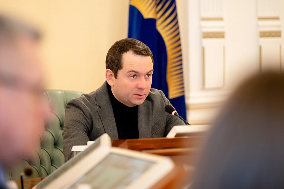 По словам губернатора, ответственные за нарисованный искусственным интеллектом песок, должны понести наказание. Фото: Игорь Громов / Правительство Мурманской области