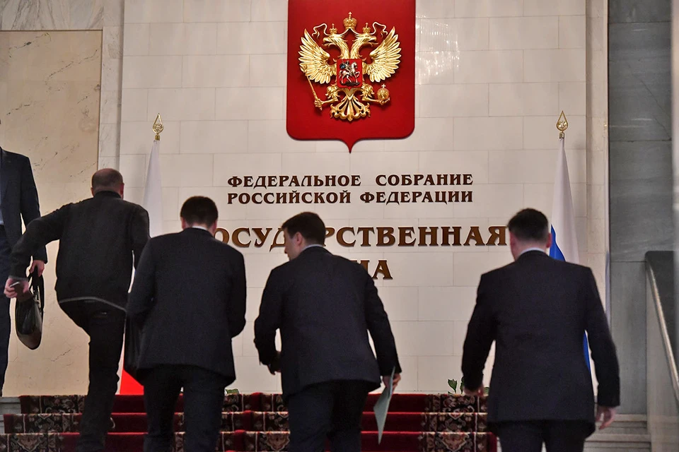 Новые депутаты Государственной Думы России занимают свои рабочие места.