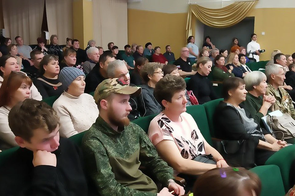 Люди пришли за реальной помощью. Фото: Анна Суржанская