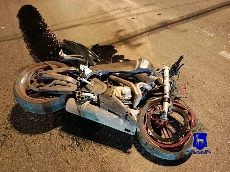 Удар был такой силы, что у мотоцикла смяло переднее колесо, а у Toyota всмятку разбило бок — Егора увезли в больницу без сознания, и утром он умер. Фото: ГУ МВД России по Самарской области