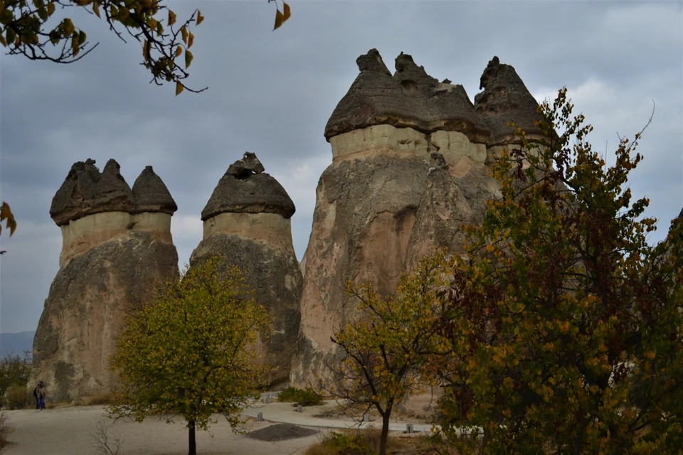 Прямо у входа в известнейший Музей под открытым небом Гёреме (Göreme Aç k Hava Müzesi) в провинции Невшехир в районе парковки обрушился «сказочный дымоход» - одна из знаменитых конусообразных скал. Фото: enesayse/Shutterstock/Fotodom