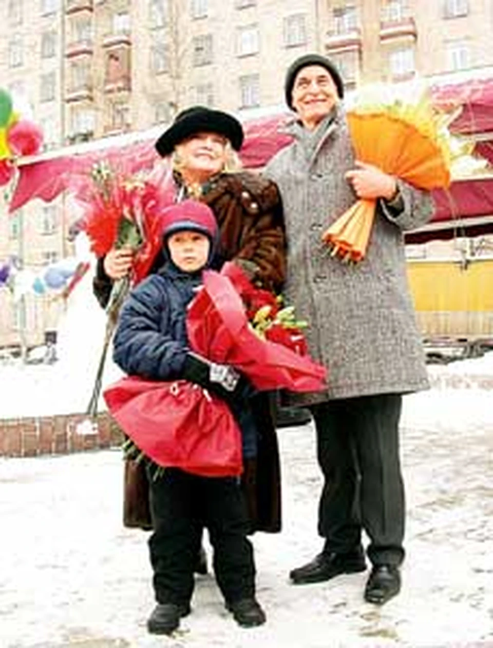 Татьяна Доронина с крестником Ваней и Василий Лановой принимают цветы и поздравления.