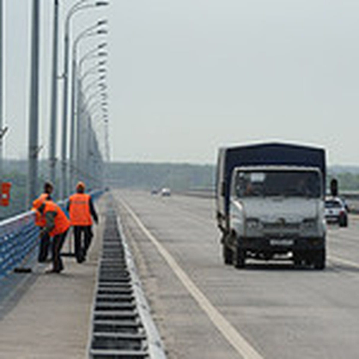 Автомобилисты не боятся ехать по «танцующему» мосту: «Снаряд в одну воронку  дважды не падает» - KP.RU