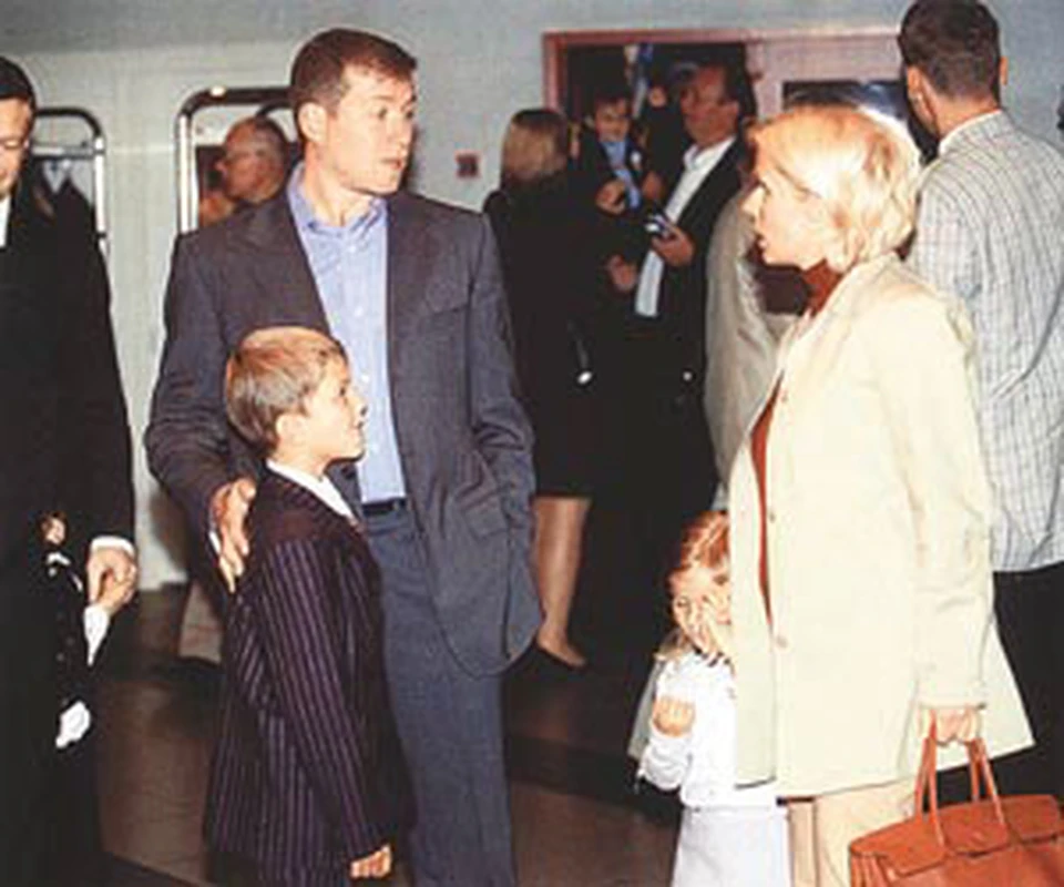 На матч с «Арсеналом» Абрамович прилетел с семьей: на снимке миллиардер с женой Ириной, сыном Аркадием и дочкой Соней.