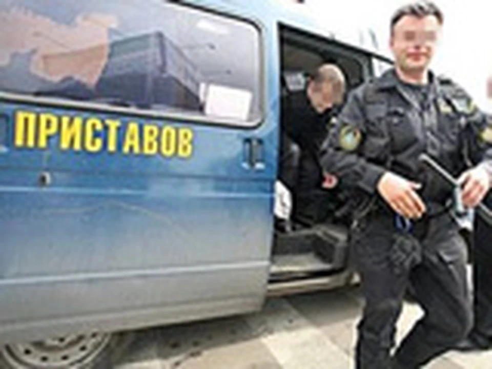 В Волгограде задержали женщину, бросавшуюся в пристава какашками