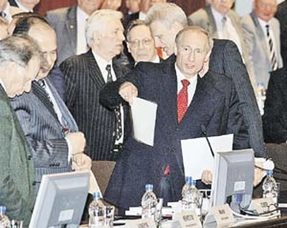 Путин попросил академиков думать не только о науке, но и о молодых ученых, об их зарплатах и жилье.