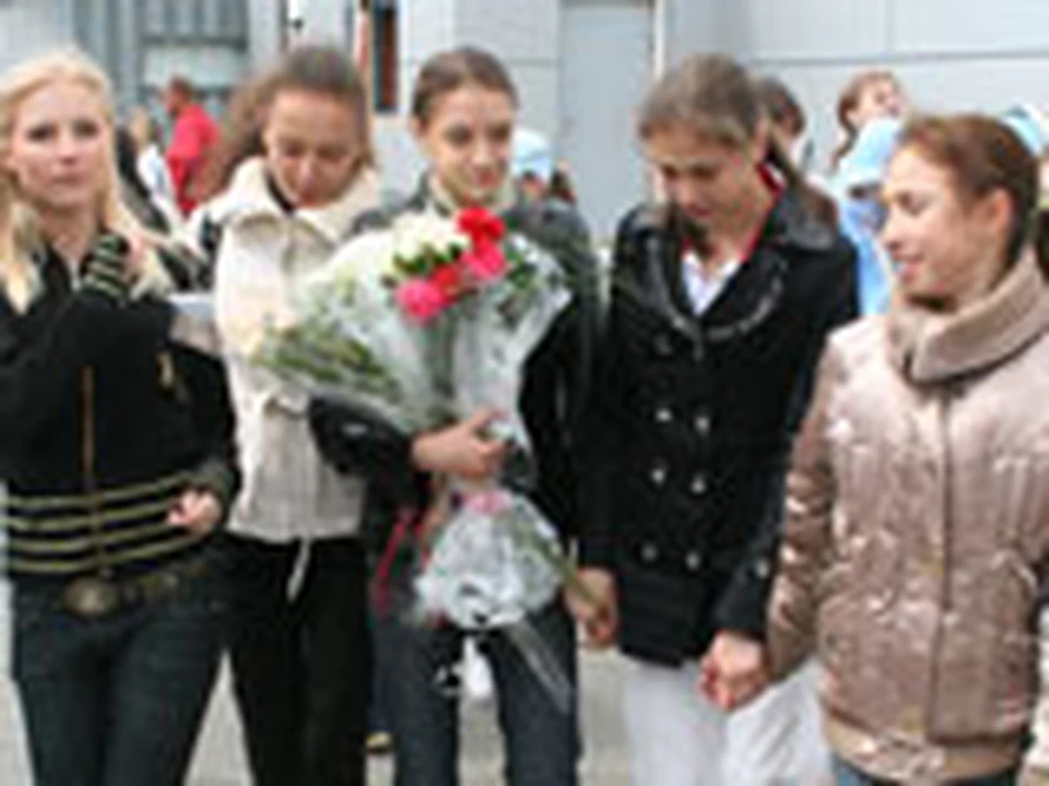 В аэропорту победительницу ждали поклонники и подруги.