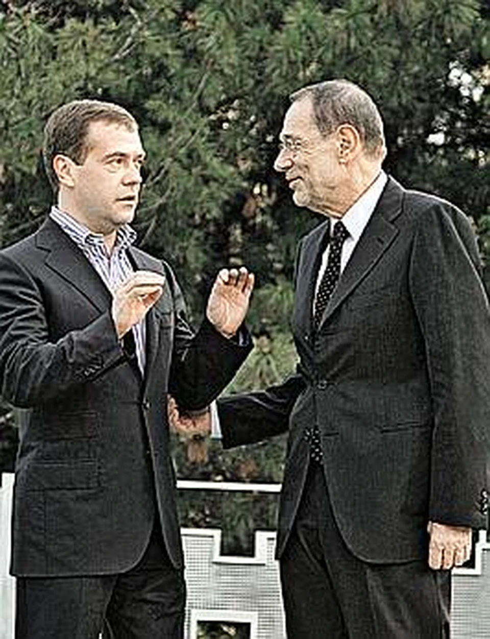 Дмитрий Медведев и испанец Хавьер Солана согласились, что уровень российского футбола вырос. И планку отношений между РФ и ЕС тоже надо поднимать.