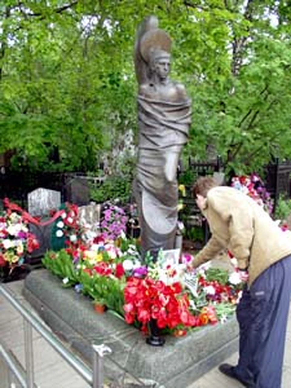 Памятник высоцкому на ваганьковском кладбище фото