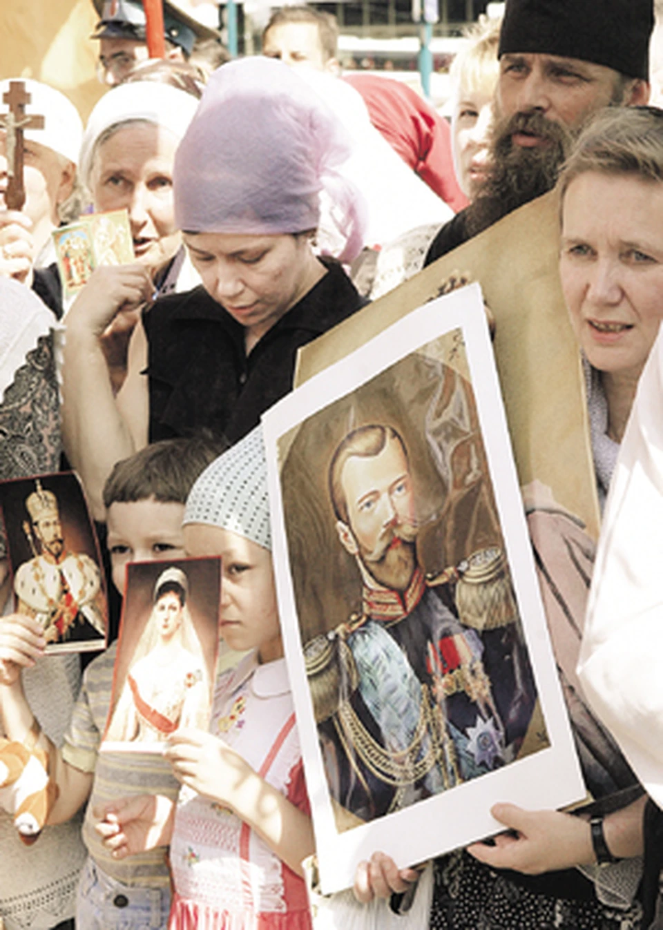 Тысячи россиян молятся мученикам царской семьи. Но вряд ли все они готовы к возврату самодержавия.