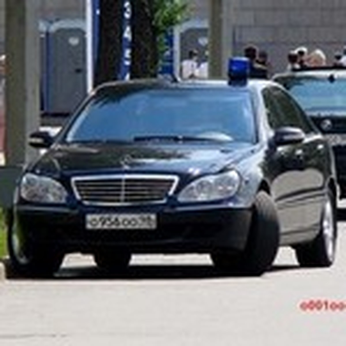 VIP-такси в виде машины спасателей с мигалками задержала полиция в Петербурге
