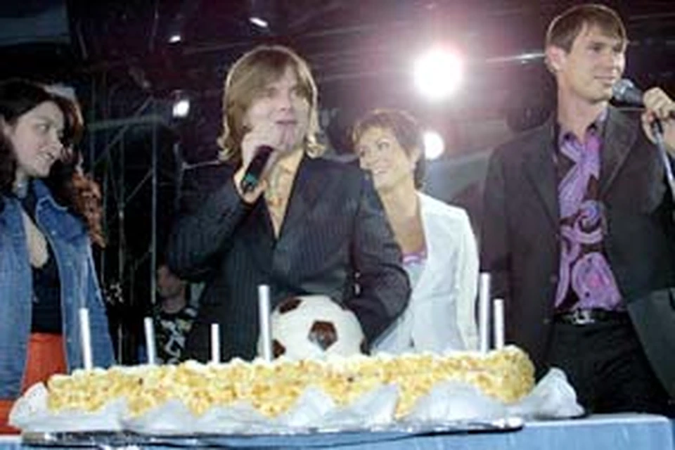 Только при поддержке жены Титова Вероники Егору и Николаю удалось разрезать торт.