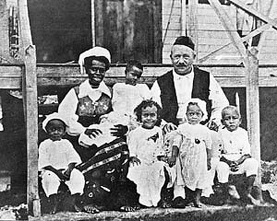 Счастливое семейство  в Океании. Сам папа Петтерсон, чернокожая жена-людоедка Синду и детишки.