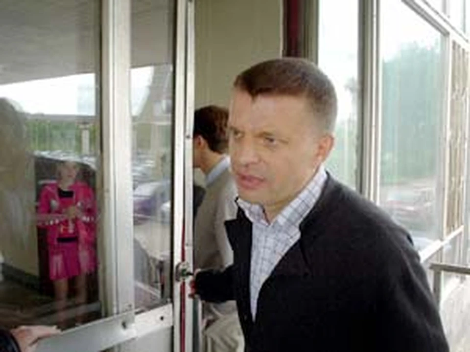 Бывший ведущий НТВ терпеливо позирует у дверей Останкинского телецентра.