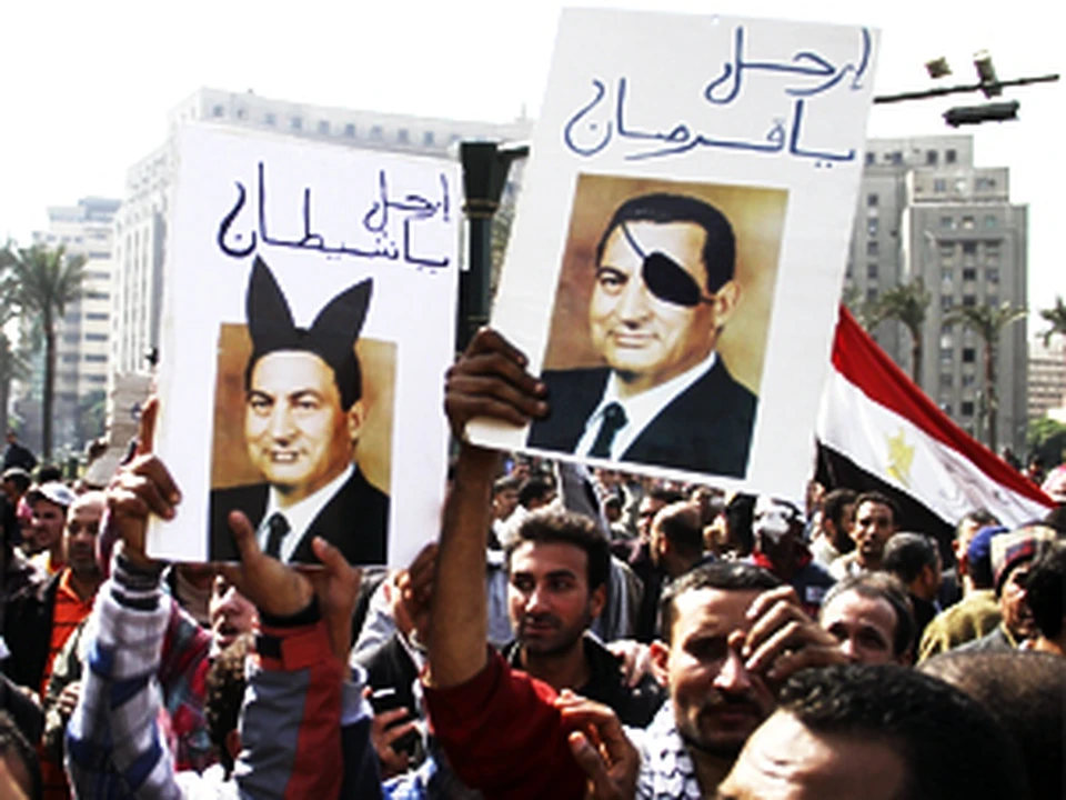 Египтяне разделились на два лагеря: "за" и "против" Мубарака.
