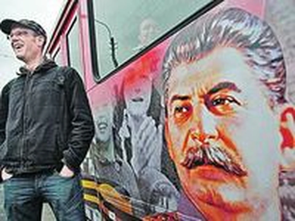 В чем обвиняли сталина. Портрет Сталина в Берлине. Портреты Сталина в метрополитене. Портрет Сталина в высоком разрешении. Портрет Сталина метро Курская.
