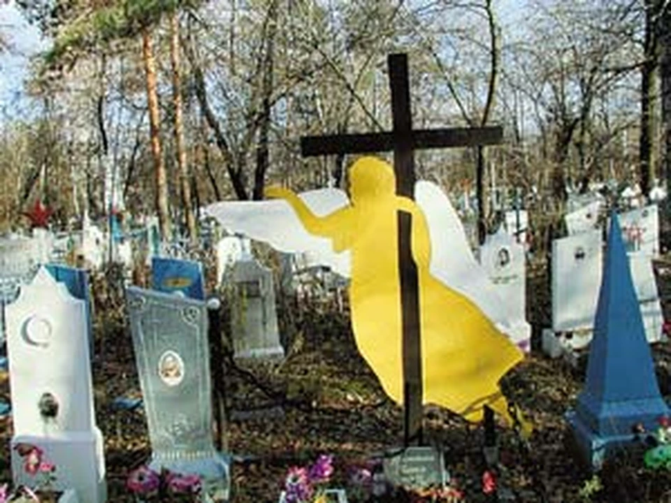 Из-за жуткой перенаселенности  над каждым крестом столичных кладбищ кружит по нескольку духов.
